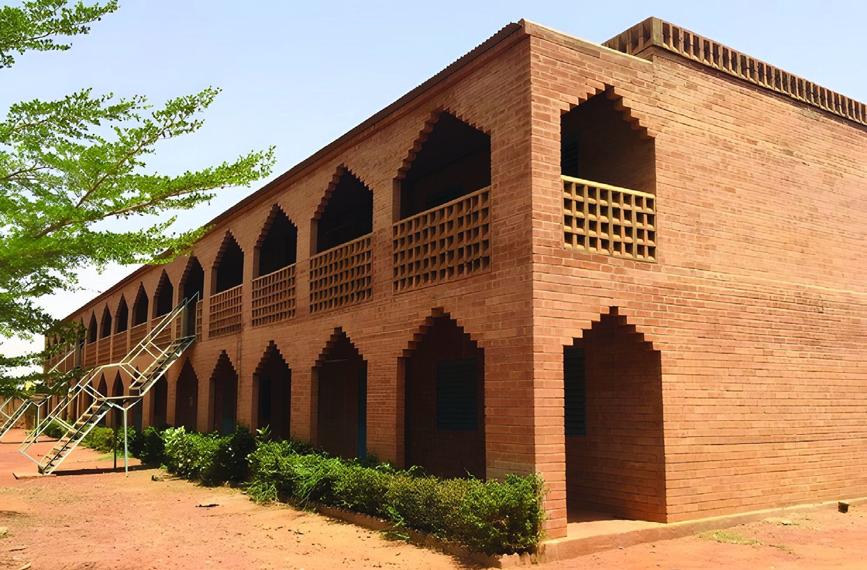 Bâtiment construit en blocs de terre comprimée