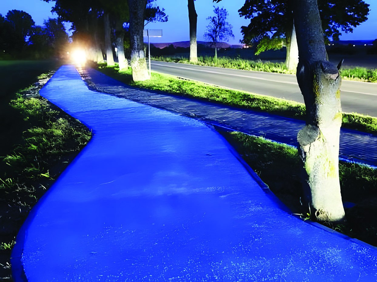 Chemin piéton au revêtement luminescent bleu, la nuit