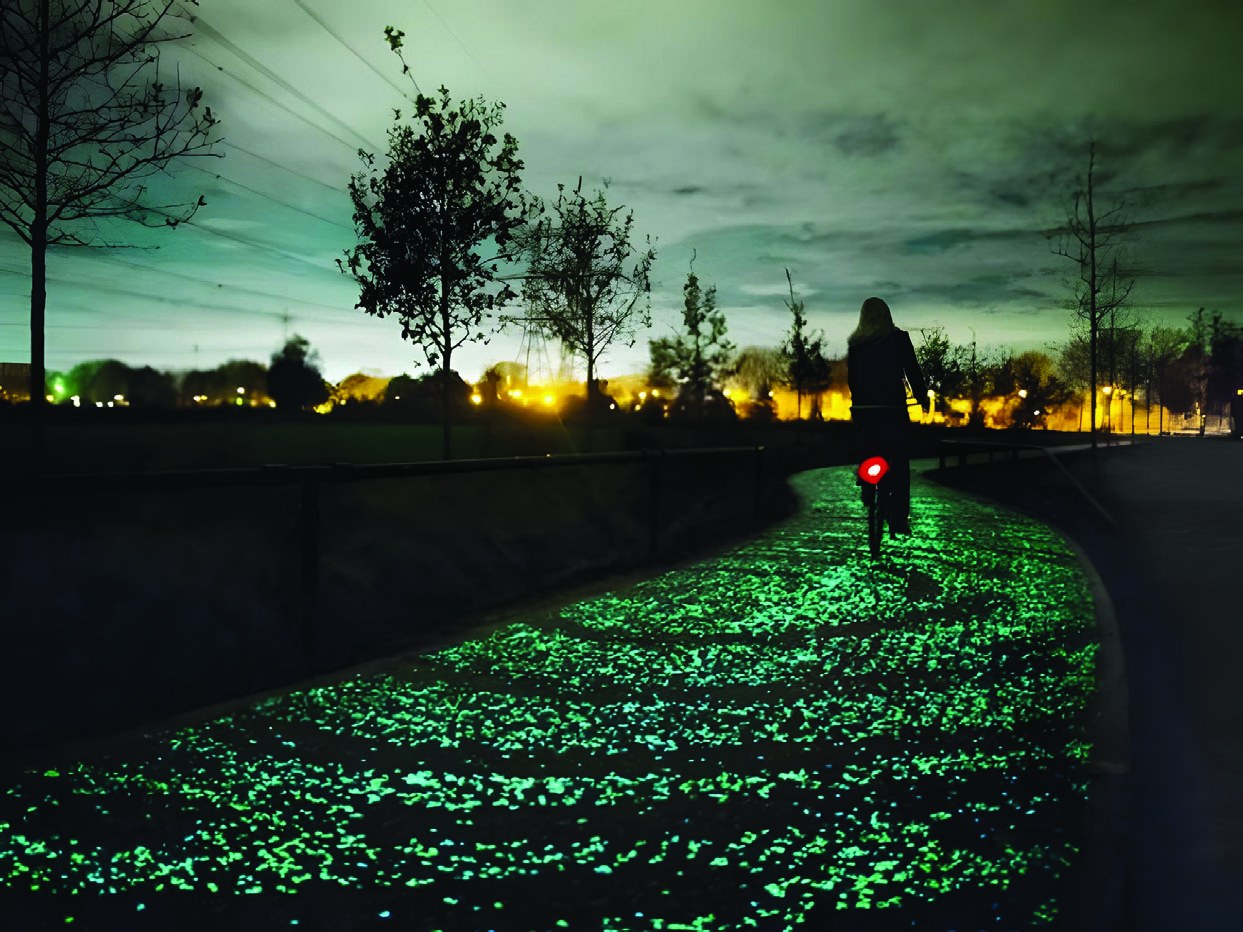 Piste cyclable au revêtement luminescent vert, la nuit